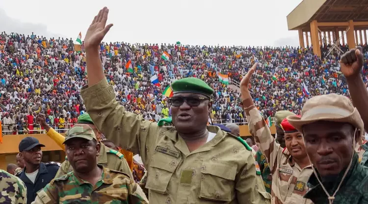 انقلابيو النيجر يُلحون على فرنسا بتحديد جدول زمني لانسحابها.