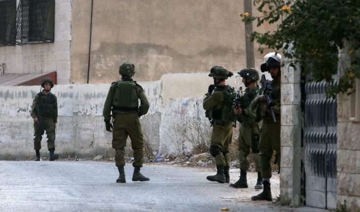 حماس تسلم ثلاثة رهائن إسرائيليين