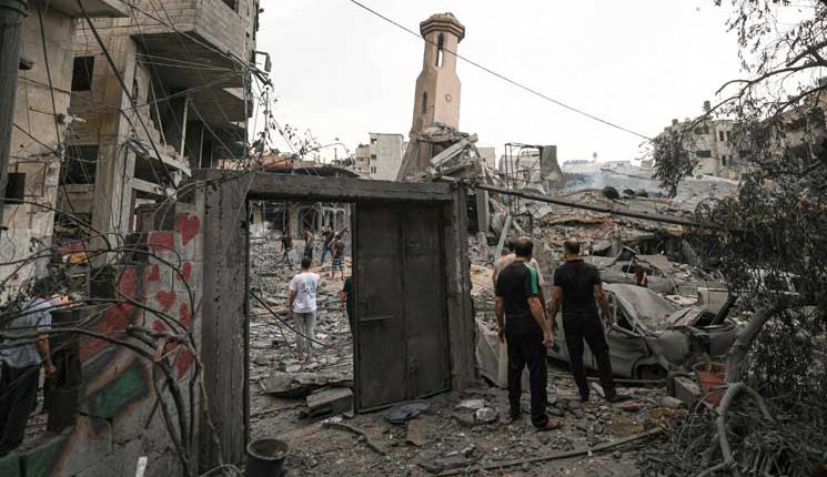 اسرائيل تستهدف” سوق شعبي” وعدد الضحايا يصل 560