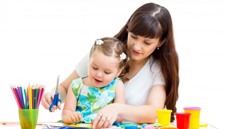 10 طرق تجعل طفلك مجتهد في دراسة