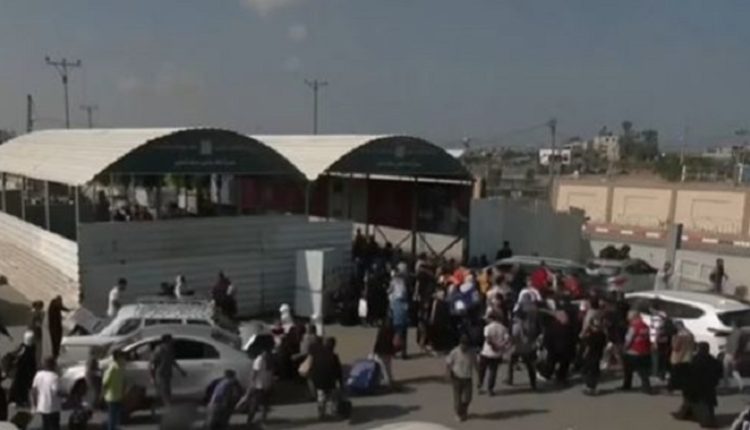 فلسطينيون...حاملون جنسيتين يغادرون غزة