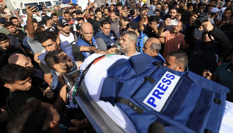 الصحفيون يواجهون الموت أثناء تغطية الحرب في غزة