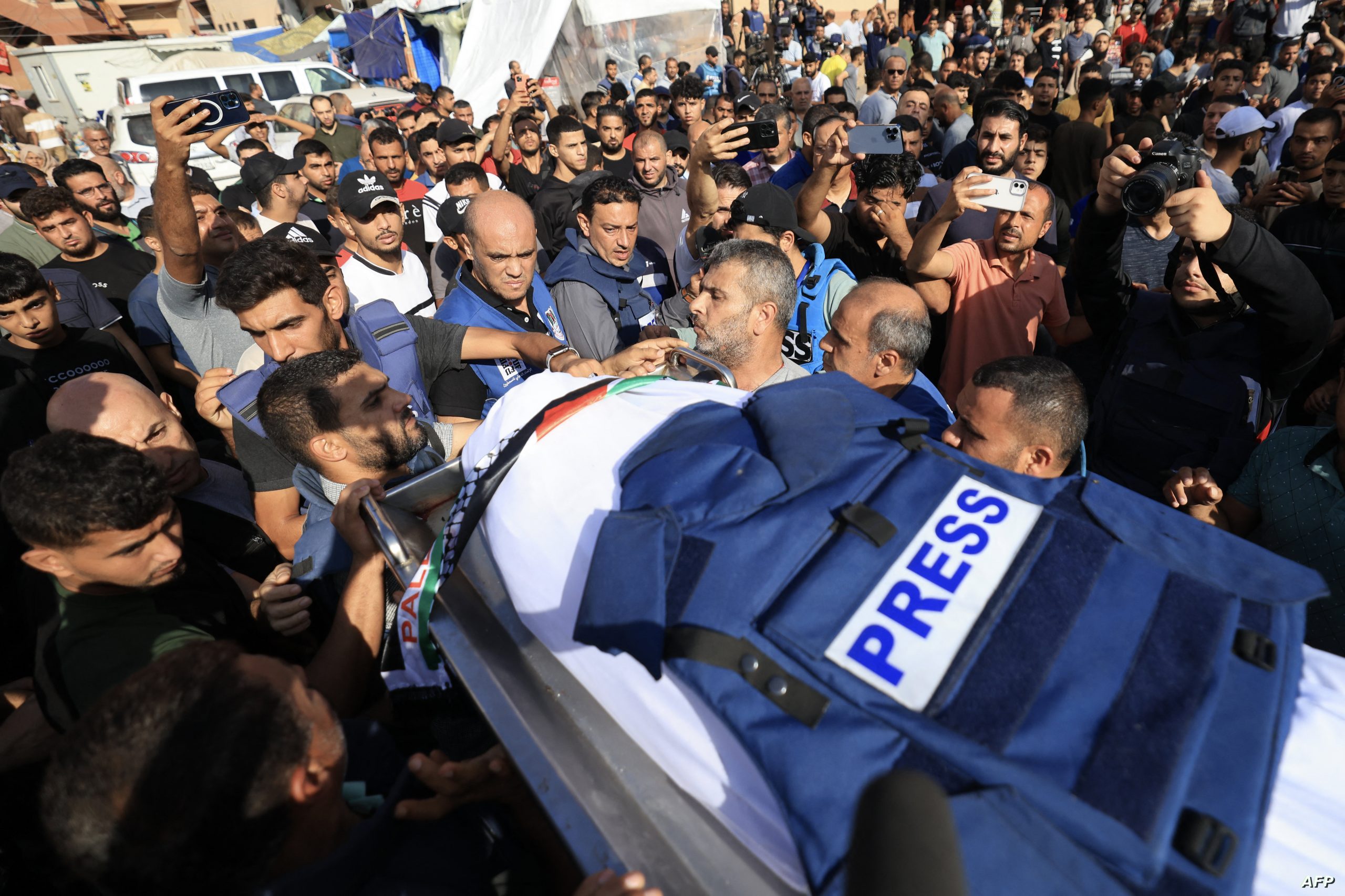 الصحفيون يواجهون الموت أثناء تغطية الحرب في غزة