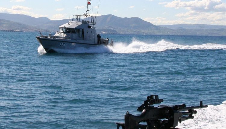 فرقاطة تابعة للبحرية الملكية تقدم المساعدة لـ 51 مرشحا للهجرة غير النظامية من إفريقيا جنوب الصحراء