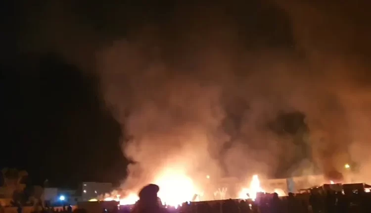 حريق هائل في سوق تاوريرت: خسائر مادية وجهود للسيطرة