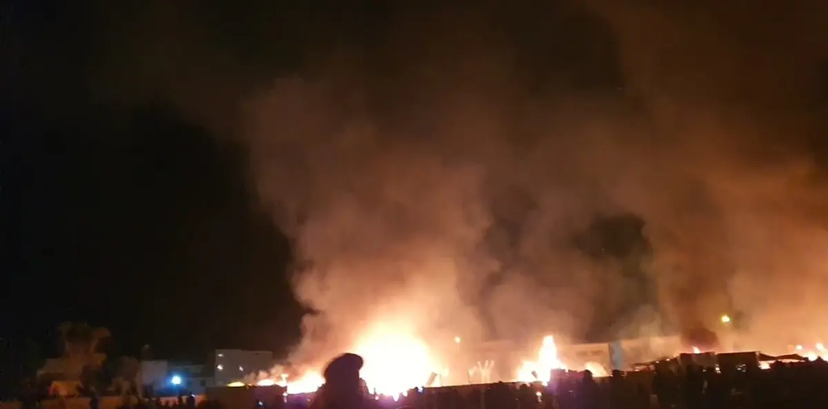 حريق هائل في سوق تاوريرت: خسائر مادية وجهود للسيطرة