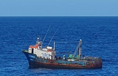 جنوب-شرق الداخلة .. فرقاطة تابعة للبحرية الملكية تعترض سفينة مشتبها فيها بدون وثائق ولا ترفع علما (بلاغ)