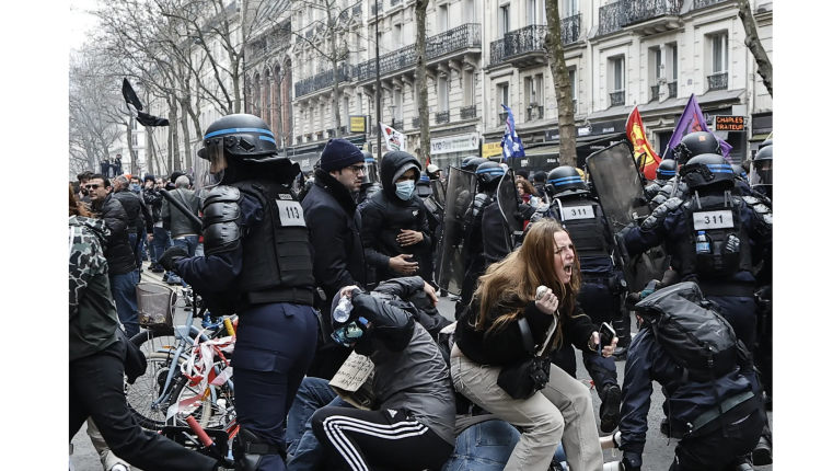 فرنسا.. العشرات يهاجمون مركزا للشرطة بباريس بعد دهس شاب