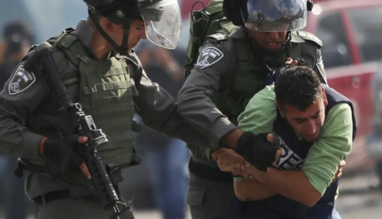 الجيش الإسراءيلي يعتقل صحفيين بغزة