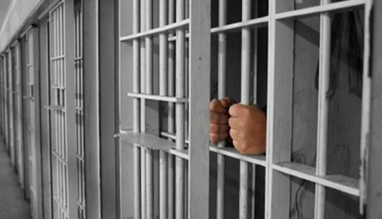 الحبس والغرامة لموظفة بتهمة الرشوة