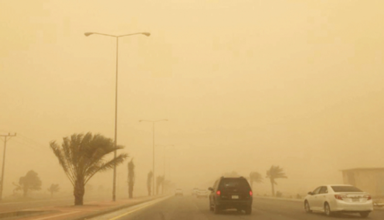 رياح قوية محملة بالغبار بالمملكة