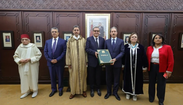 أخنوش يتسلم تقرير هيئة مراجعة مدونة الأسرة لرفعه للملك