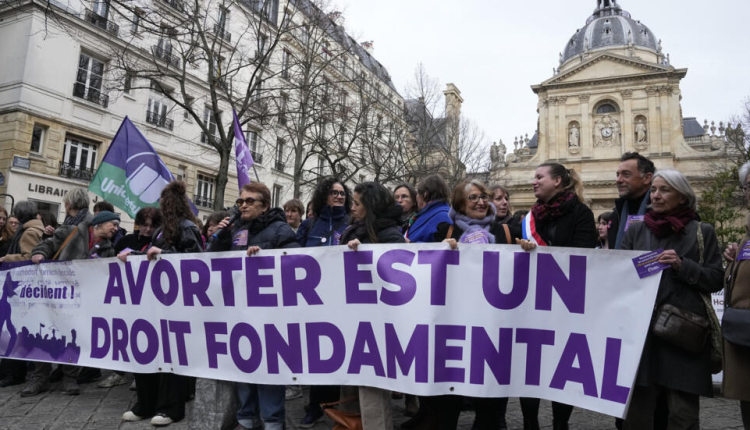 سابقة تاريخية.. فرنسا تدرج "حق الإجهاض" في دستورها