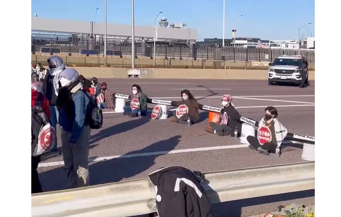 أمريكا.. متظاهرون مؤيدون لفلسطين يغلقون طريقا مؤدية إلى مطار دولي