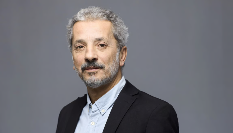 الجزائر تطرد صحافيا جزائريا من بلاده