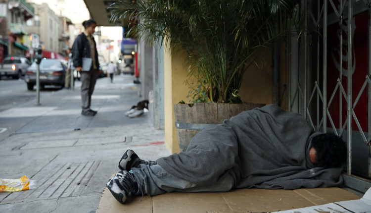 البرد والأمطار تنهيان حياة متشرد بطنجة