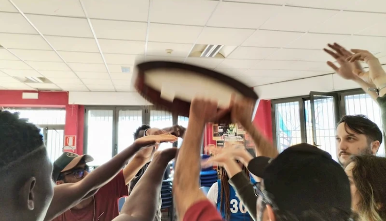 الفرجي يحكي قصص مهاجرين بإيطاليا