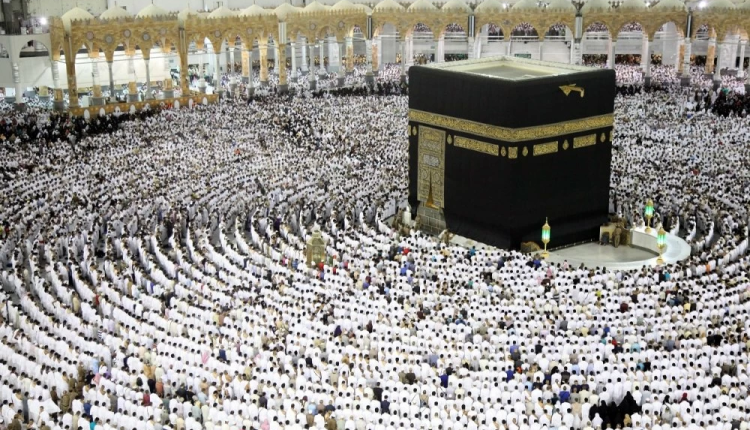 Les pèlerins accomplissent Tawaf Al Wadaa marquant la fin du Hajj