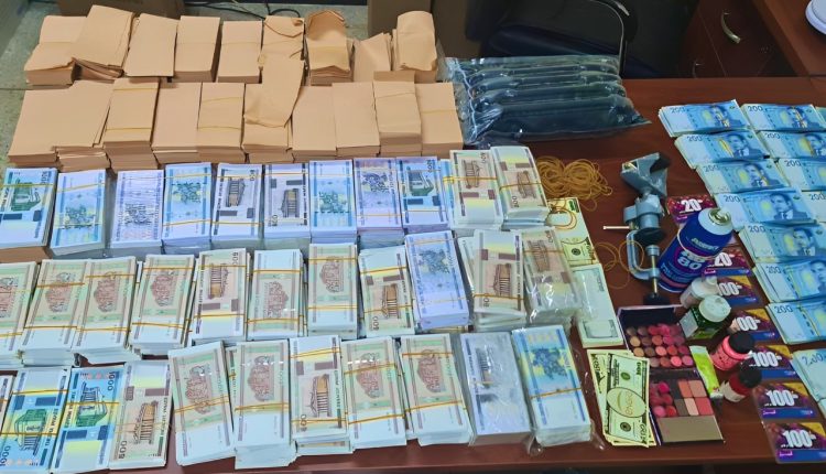 عملات أجنبية مزيفة