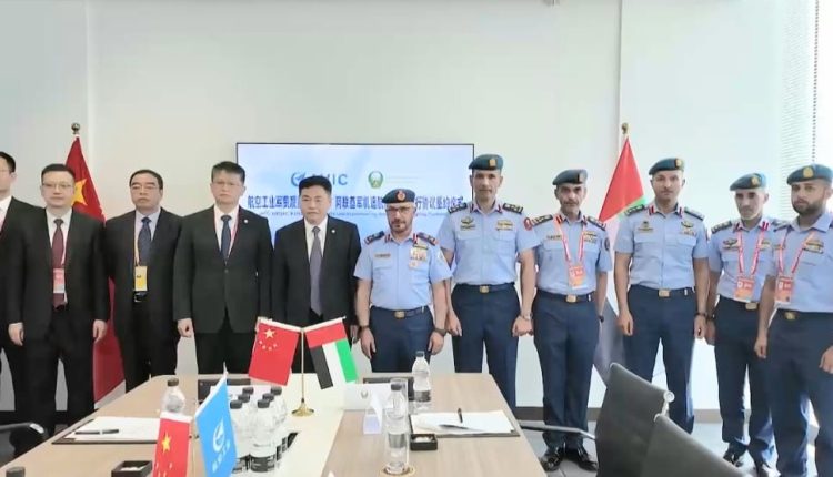 زيارة المفتش العام للقوات الجوية والدفاع الجوي الامارتي للمعرض