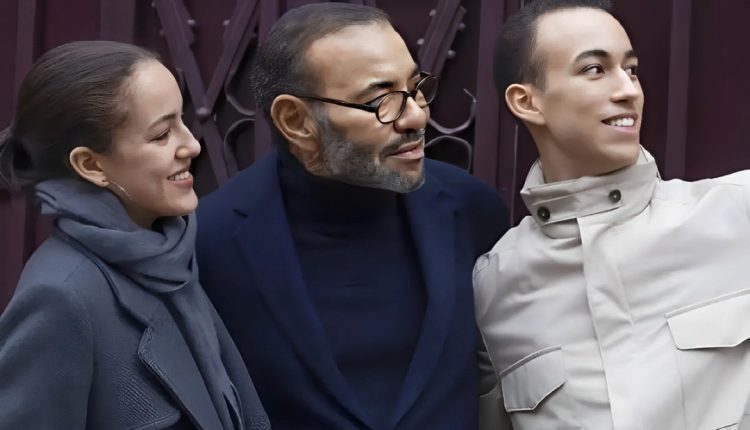 سيلفي الملك محمد السادس مع أبنائه في باريس