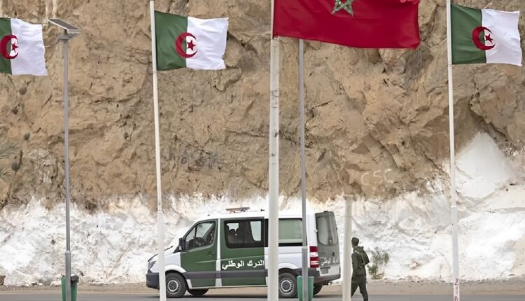 السلطات الجزائرية تسلم 34 شابا مغربيا