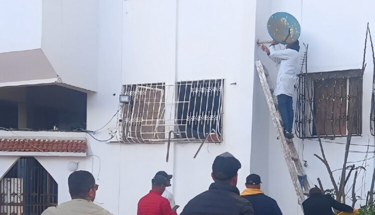 السلطات المحلية بمدينة الرباط تزيل "البارابولات" من النوافذ وواجهات البنايات.