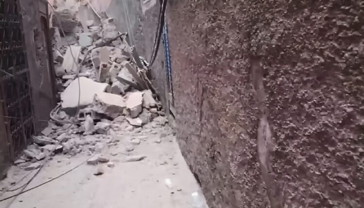 انهيار جدار خارجي لأحد المنازل بجرسيف جراء الهزة الأرضية