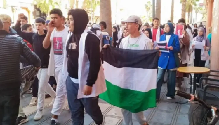 تلاميذ ثانويّات قلعة السراغنة في مسيرة تضامنية حاشدة نصرةً لفلسطين.