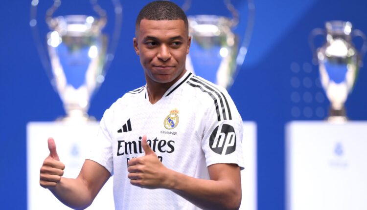 تقليد مبابي لرونالدو خلال حفل تقديمه كلاعب في ريال مدريد - Credit: David Ramos/Getty Images