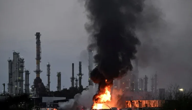 طهران قامت بإطلاق صواريخ ومسيرات على مدينة حيفا وتل أبيب ردا على العدوان الإسرائيلي (رويترز)