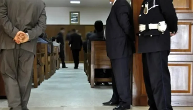 سماسرة المحاكم