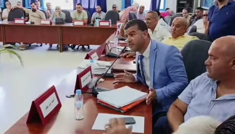 الأستاذ محمد أشكور عضو المعارضة السابق بمجلس جماعة مرتيل أثناء مداخلته يوم الإقالة - الصورة من موقع M99