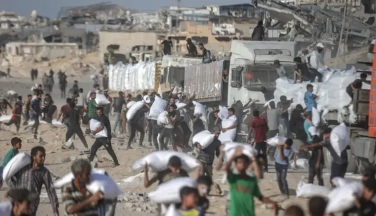 قصف إسرائيلي يستهدف النازحين والمجوعين بغزة