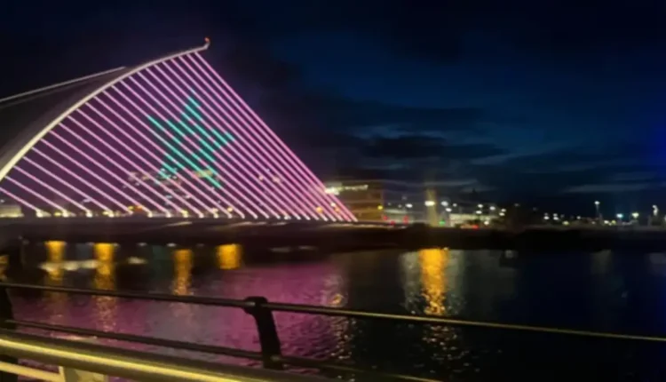 جسر "صامويل بيكيت"في إيرلندا يكتسي ألوان العلم المغربي إحتفالا بعيد العرش المجيد