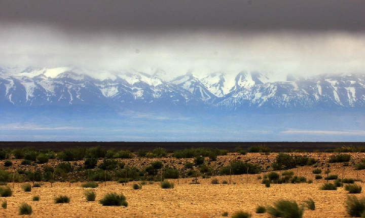 أمطار خفيفة وتساقطات ثلجية بعدة مناطق