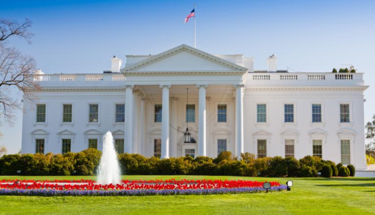 البيت الأبيض يرد على دعوات عزل ترامب