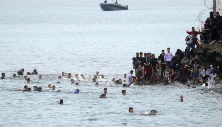 الحكومة الإسبانية ترصد 25 مليون يورو للقاصرين الذين وصلوا سبتة