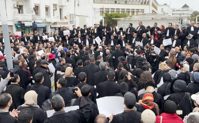 المحامون يعلنون التوقف عن العمل ويصعدون الاحتجاج ضد قانون المهنة